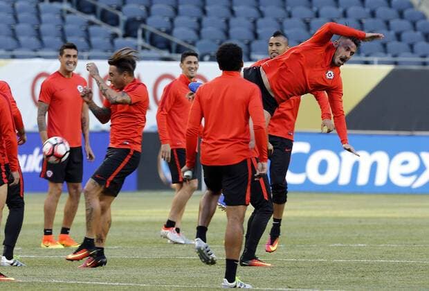 Copa America, Training Nationalteam Chile Chile players Mauricio Pinilla (R) and Eduardo Vargas (2L) participate in a training session at the Soldier Field Stadium in Chicago, Illinois, United States, 21 June 2016. Chile will face Colombia tomorrow during their Copa America Centenario semifinal match. EFE Mauricio Duenas Castaneda CHILE TRAINING SESSION !ACHTUNG: NUR REDAKTIONELLE NUTZUNG!  ILL002 20160622-636021637767340462