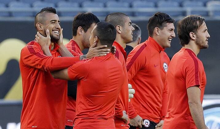 Copa America, Training Nationalteam Chile Chile players Arturo Vidal (L) and Alexis Sanchez (2L) participate in a training session at the Soldier Field Stadium in Chicago, Illinois, United States, 21 June 2016. Chile will face Colombia tomorrow during their Copa America Centenario semifinal match. EFE Mauricio Duenas Castaneda CHILE TRAINING SESSION !ACHTUNG: NUR REDAKTIONELLE NUTZUNG!  ILL005 20160622-636021638403976462