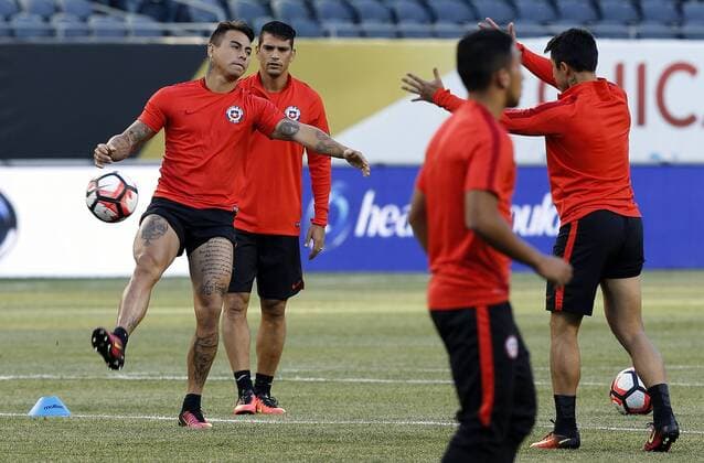 Copa America, Training Nationalteam Chile Chile player Eduardo Vargas (L) participates in a training session at the Soldier Field Stadium in Chicago, Illinois, United States, 21 June 2016. Chile will face Colombia tomorrow during their Copa America Centenario semifinal match. EFE Mauricio Duenas Castaneda CHILE TRAINING SESSION !ACHTUNG: NUR REDAKTIONELLE NUTZUNG!  ILL006 20160622-636021639732160462