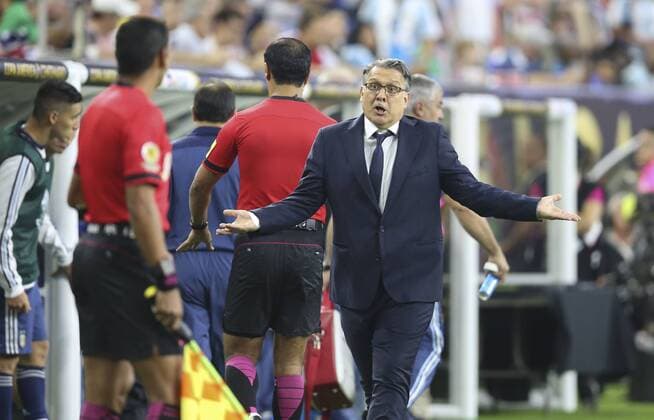 Argentina coach Gerardo Martino during their Copa America 2016 semifinal match at NRG Stadium in Houston, Texas, United States, 21 June 2016. United States vs. Argentina !ACHTUNG: NUR REDAKTIONELLE NUTZUNG!  HOU047 20160622-636021640366300462