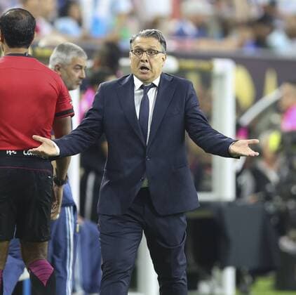 Argentina coach Gerardo Martino argues with the referee during their Copa America 2016 semifinal match at NRG Stadium in Houston, Texas, United States, 21 June 2016. United States vs. Argentina !ACHTUNG: NUR REDAKTIONELLE NUTZUNG!  HOU048 20160622-636021640377376462