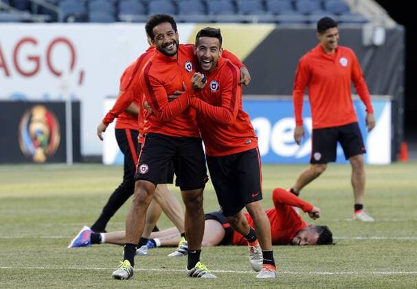 Copa America, Training Nationalteam Chile Chile players Jean Beausejour (L) and Mauricio Isla (R) participate in a training session at the Soldier Field Stadium in Chicago, Illinois, United States, 21 June 2016. Chile will face Colombia tomorrow during their Copa America Centenario semifinal match. EFE Mauricio Duenas Castaneda CHILE TRAINING SESSION !ACHTUNG: NUR REDAKTIONELLE NUTZUNG!  ILL008 20160622-636021641643316462