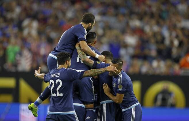 Argentina players celebrate with teammate forward Lionel Messi after he scored the 0-2 goal against the United States during their Copa America 2016 semifinal match at NRG Stadium in Houston, Texas, United States, 21 June 2016. United States vs. Argentina !ACHTUNG: NUR REDAKTIONELLE NUTZUNG!  HOU048 20160622-636021643498936462