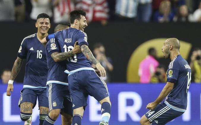 Argentina forward Lionel Messi (C) celebrates his free-kick goal to the United States during their Copa America 2016 semifinal match at NRG Stadium in Houston, Texas, United States, 21 June 2016. United States vs. Argentina !ACHTUNG: NUR REDAKTIONELLE NUTZUNG!  HOU053 20160622-636021650590868030