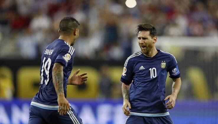 Argentina forward Lionel Messi (R) celebrates with teammate Ever Banega (L) his goal to the United States during their Copa America 2016 semifinal match at NRG Stadium in Houston, Texas, United States, 21 June 2016. United States vs. Argentina !ACHTUNG: NUR REDAKTIONELLE NUTZUNG!  HOU053 20160622-636021651245747634