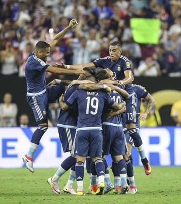 Argentina s players celebrate a goal to the United States during their Copa America 2016 semifinal match at NRG Stadium in Houston, Texas, United States, 21 June 2016. United States vs. Argentina !ACHTUNG: NUR REDAKTIONELLE NUTZUNG!  HOU058 20160622-636021651928708746