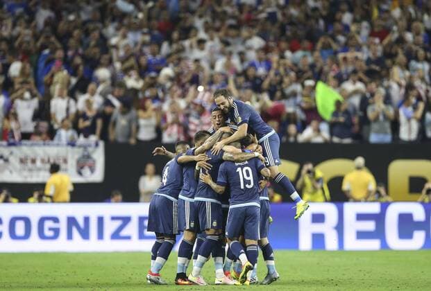 Argentina s players celebrate a goal to the United States during their Copa America 2016 semifinal match at NRG Stadium in Houston, Texas, United States, 21 June 2016. United States vs. Argentina !ACHTUNG: NUR REDAKTIONELLE NUTZUNG!  HOU059 20160622-636021651954448581