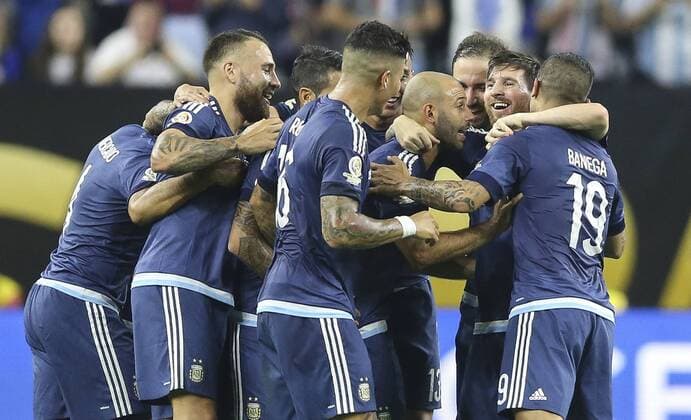 Argentina s players celebrate a goal to the United States during their Copa America 2016 semifinal match at NRG Stadium in Houston, Texas, United States, 21 June 2016. United States vs. Argentina !ACHTUNG: NUR REDAKTIONELLE NUTZUNG!  HOU060 20160622-636021651966460504