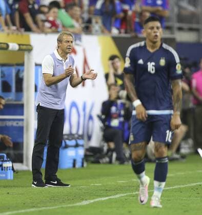 USA head coach Jürgen Klinsmann (L) gives instructions to his players during their Copa America 2016 semifinal match at NRG Stadium in Houston, Texas, United States, 21 June 2016. United States vs. Argentina !ACHTUNG: NUR REDAKTIONELLE NUTZUNG!  HOU067 20160622-636021659092972152