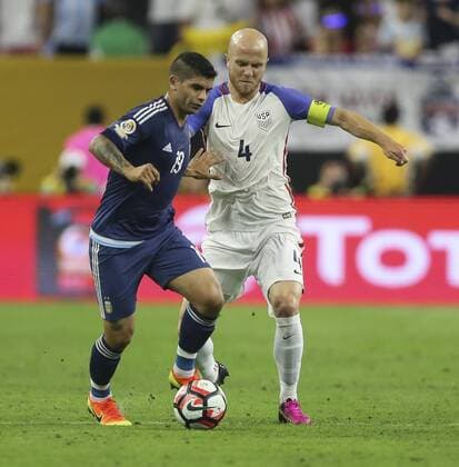 Argentina s Ever Banega (L) vies for the ball with USA Michael Bradley (R) during their Copa America 2016 semifinal match at NRG Stadium in Houston, Texas, United States, 21 June 2016. United States vs. Argentina !ACHTUNG: NUR REDAKTIONELLE NUTZUNG!  HOU063 20160622-636021662192224152