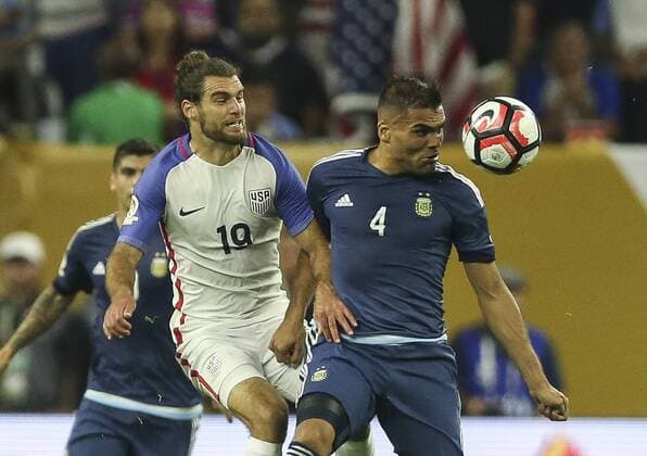 Argentina s player Gabriel Mercado (R) vies for the ball with USA Graham Zusi (L) during their Copa America 2016 semifinal match at NRG Stadium in Houston, Texas, United States, 21 June 2016. United States vs. Argentina !ACHTUNG: NUR REDAKTIONELLE NUTZUNG!  HOU064 20160622-636021663442252152
