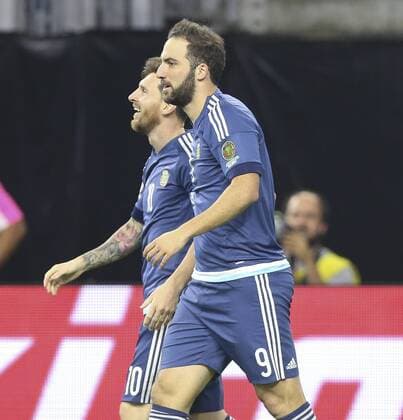 Argentina s Gonzalo Higuain (R) celebrates with teammate Lionel Messi (L) after scoring a goal to United States during their Copa America 2016 semifinal match at NRG Stadium in Houston, Texas, United States, 21 June 2016. United States vs. Argentina !ACHTUNG: NUR REDAKTIONELLE NUTZUNG!  HOU074 20160622-636021667857520152