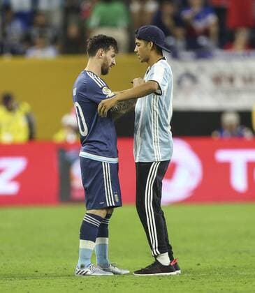 Argentina s Lionel Messi signs a jersey to a fan who burst in the picth during a Copa America 2016 semifinal match between Argentina and the United States at NRG Stadium in Houston, Texas, United States, 21 June 2016. United States vs. Argentina !ACHTUNG: NUR REDAKTIONELLE NUTZUNG!  HOU079 20160622-636021672990700152