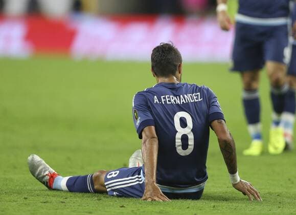 Argentina s Augusto Fernandez (C) waits for medical attention during a Copa America 2016 semifinal match between Argentina and the United States at NRG Stadium in Houston, Texas, United States, 21 June 2016. United States vs. Argentina !ACHTUNG: NUR REDAKTIONELLE NUTZUNG!  HOU078 20160622-636021676837816152