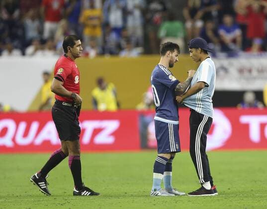 Argentina s Lionel Messi signs a jersey to a fan who burst in the picth during a Copa America 2016 semifinal match between Argentina and the United States at NRG Stadium in Houston, Texas, United States, 21 June 2016. United States vs. Argentina !ACHTUNG: NUR REDAKTIONELLE NUTZUNG!  HOU079 20160622-636021678724948152