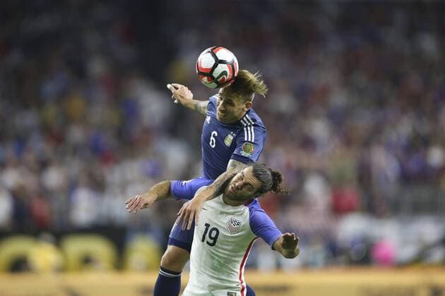 Argentina s Lucas Biglia vies for the ball United States Graham Zusi (R) during a Copa America 2016 semifinal match between Argentina and the United States at NRG Stadium in Houston, Texas, United States, 21 June 2016. United States vs. Argentina !ACHTUNG: NUR REDAKTIONELLE NUTZUNG!  HOU081 20160622-636021681906869790