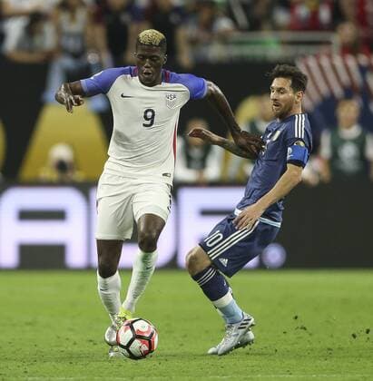 Argentina s Lionel Messi (R) vies for the ball with United States Gyasi Zardes (L) during a Copa America 2016 semifinal match between Argentina and the United States at NRG Stadium in Houston, Texas, United States, 21 June 2016. United States vs. Argentina !ACHTUNG: NUR REDAKTIONELLE NUTZUNG!  HOU082 20160622-636021682542077358