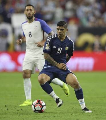 Argentina s Ever Banega (R) controls the ball during a Copa America 2016 semifinal match between Argentina and the United States at NRG Stadium in Houston, Texas, United States, 21 June 2016. United States vs. Argentina !ACHTUNG: NUR REDAKTIONELLE NUTZUNG!  HOU083 20160622-636021683181028782