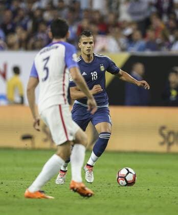 Argentina s Erik Lamela (R) controls the ball during a Copa America 2016 semifinal match between Argentina and the United States at NRG Stadium in Houston, Texas, United States, 21 June 2016. United States vs. Argentina !ACHTUNG: NUR REDAKTIONELLE NUTZUNG!  HOU084 20160622-636021684511345614