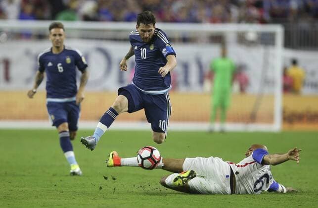 Argentina s Lionel Messi (C) vies for the ball with United States John Brooks (R) during a Copa America 2016 semifinal match between Argentina and the United States at NRG Stadium in Houston, Texas, United States, 21 June 2016. United States vs. Argentina !ACHTUNG: NUR REDAKTIONELLE NUTZUNG!  HOU086 20160622-636021685785378048