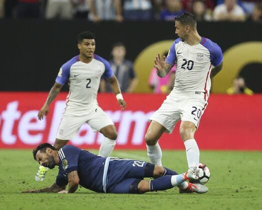 Argentina s Ezequiel Lavezzi (C) vies for the ball with United States Geoff Cameron (R) during a Copa America 2016 semifinal match between Argentina and the United States at NRG Stadium in Houston, Texas, United States, 21 June 2016. United States vs. Argentina !ACHTUNG: NUR REDAKTIONELLE NUTZUNG!  HOU088 20160622-636021687063781658