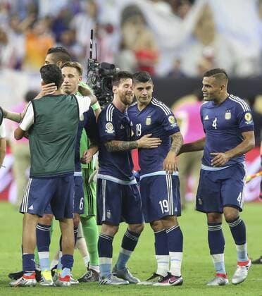 Argentina s players Lionel Messi (c-l) and Ever Banega (C-R) celebrate after defeating USA, during a Copa America 2016 semifinal match between Argentina and the United States at NRG Stadium in Houston, Texas, United States, 21 June 2016. Argentina won 4-0. United States vs. Argentina !ACHTUNG: NUR REDAKTIONELLE NUTZUNG!  DAV103 20160622-636021697248527073