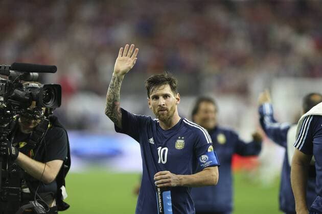 Argentina s player Lionel Messi (C) waves to supporters after defeating USA, during a Copa America 2016 semifinal match between Argentina and the United States at NRG Stadium in Houston, Texas, United States, 21 June 2016. Argentina won 4-0. United States vs. Argentina !ACHTUNG: NUR REDAKTIONELLE NUTZUNG!  DAV108 20160622-636021697281443073