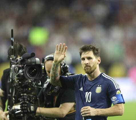 Argentina s player Lionel Messi waves to supporters after defeating USA, during a Copa America 2016 semifinal match between Argentina and the United States at NRG Stadium in Houston, Texas, United States, 21 June 2016. Argentina won 4-0. United States vs. Argentina !ACHTUNG: NUR REDAKTIONELLE NUTZUNG!  DAV109 20160622-636021697930247073