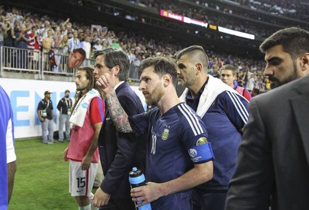 Argentina s player Lionel Messi (C) waves to supporters after defeating USA, during a Copa America 2016 semifinal match between Argentina and the United States at NRG Stadium in Houston, Texas, United States, 21 June 2016. Argentina won 4-0. United States vs. Argentina !ACHTUNG: NUR REDAKTIONELLE NUTZUNG!  DAV110 20160622-636021697942883073