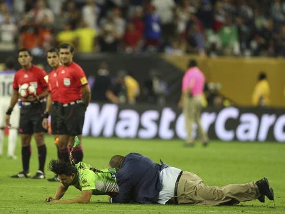 A fan burst in the picth during a Copa America 2016 semifinal match between Argentina and the United States at NRG Stadium in Houston, Texas, United States, 21 June 2016. United States vs. Argentina !ACHTUNG: NUR REDAKTIONELLE NUTZUNG!  HOU121 20160622-636021720814393419