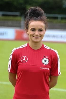 GER, Fotoshooting DFB Fussball Nationalmannschaft Frauen Olympia 2016 21.06.2016, GRASSAU, Trainingsgelände, GER, Lehrgang DFB Frauen Nationalmannschaft Olympia 2016, im Bild Lina Magull (SC Freiburg) nordphotoxHofer