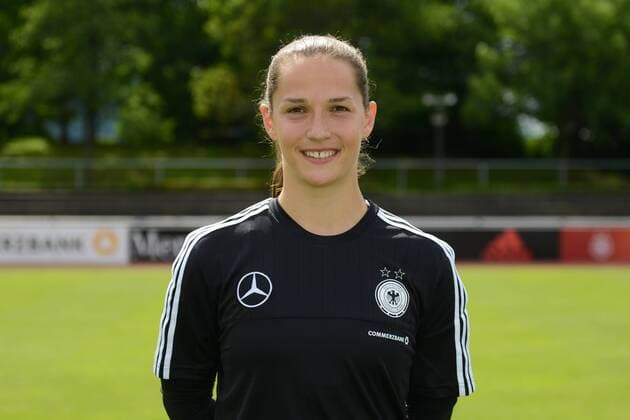 Torhueterin Laura Benkarth beim Fototermin waehrend des Trainingslagers in Grassau. Grassau, GER, 21.06.2016 - Fototermin DFB-Frauen-Nationalmannschaft, Fototermin DFB-Frauen-Nationalmannschaft, xKLx