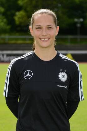 Torhueterin Laura Benkarth beim Fototermin waehrend des Trainingslagers in Grassau. Grassau, GER, 21.06.2016 - Fototermin DFB-Frauen-Nationalmannschaft, Fototermin DFB-Frauen-Nationalmannschaft, xKLx