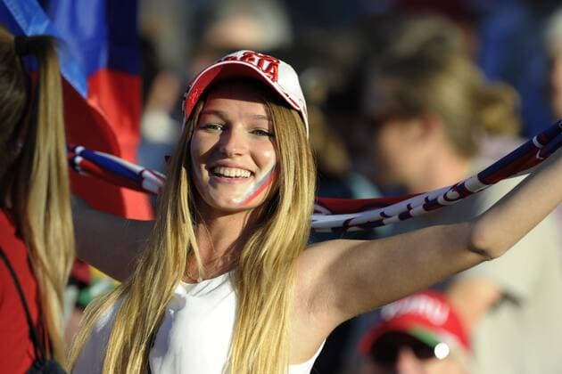 weiblicher russischer Fan, lacht, lachend, Freude, Schlachtenbummler, supporter, Fanblock, Portraet, Porträt, Portrait, angeschnittenes Einzelbild, Einzelmotiv, Vorrunde Gruppe B, Russland (RUS) - Wales (WAL) 0:3 (0:2), am 20.06.2016 in Toulouse, Fussball EM 2016 in Frankreich vom 10.06. - 10.07.2016. Â