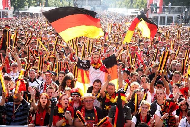 Berlin-Mitte: Fußball UEFA EM 2016 in Frankreich - Fanfest auf der Straße des 17.Juni vor dem Brandenburger Tor - Fans in den Farben Schwarz-Rot-Gold mit zahlreichen Deutschandfahnen jubeln beim Public Viewing anlässlich der Fußball Live-Übertragung des Spiels Deutschland - Nordirland. Fußball EM 2016 in Frankreich - Fanmeile Berlin