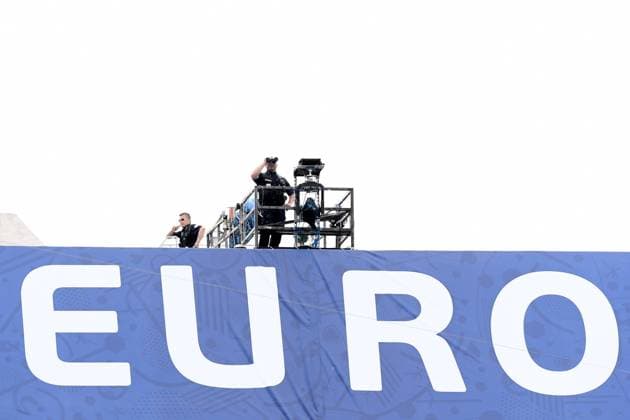 Paris (FRA) 21 06 2016 - Euro 2016 EM Fussball Nationalteam Nordirland Northern Ireland - Deutschland MatteoxGribaudi -- Polizisten auf dem Stadiondach 
