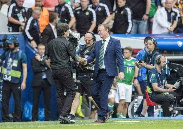 Trainer Bundestrainer Joachim Jogi LOEW (LÖW) l. (GER) und Trainer Nationaltrainer Michael ONEILL, O NEILL (NIR) geben sich die Hand nach dem SPiel, Vorrunde Gruppe C, Spiel M30, Nordirland (NIR) - Deutschland (GER) 0:1, am 21.06.2016 in Paris. Fussball EM 2016 in Frankreich vom 10.06. - 10.07.2016.