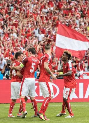 22.06.2016, Stade de France, St. Denis, FRA, UEFA EURO EM Europameisterschaft Fussball 2016, Island vs Oesterreich, Gruppe F, im Bild Torjubel Team Oesterreich v.l. Alessandro Schoepf (AUT), Christian Fuchs (AUT), Marko Arnautovic (AUT), David Alaba (AUT) Goal celebrtation Team Austria f.l. Alessandro Schoepf (AUT) Christian Fuchs (AUT) Marko Arnautovic (AUT) David Alaba (AUT) during Group F match between Iceland and Austria of the UEFA EURO 2016 France at the Stade de France in St. Denis, France on 2016 06 22. St. Denis EX_JFK