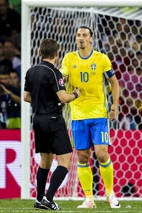 160622 Zlatan Ibrahimovic - Referee Felix Brych - Fussball Nationalteam - Schweden - Belgien -- Euro EM 22.06.2016 in Nizza  Copyright: JOELxMARKLUND BB160622JM098