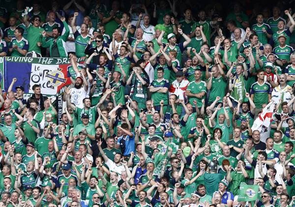 Northern Ireland Fans dancing and singing their catchphrase song Will Grigg s On Fire Paris 21-06-2016 Parc des Princes Football, Nationalteam Länderspiel, Euro2016 Northern Ireland Group Stage Group C. matteoxciambelli