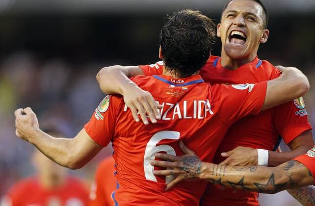 Copa America, Chile -Kolumbien Jose Pedro Fuenzalida (L) and Alexis Sanchez of Chile celebrate a goal at the Copa America Centenario semi final match between Colombia and Chile at the Soldier Field in Chicago, Illinois, United States, 22 June 2016. COLOMBIA AND CHILE !ACHTUNG: NUR REDAKTIONELLE NUTZUNG!  CHI013 20160623-636022468062938600