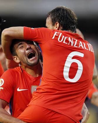 Copa America, Chile -Kolumbien Jose Pedro Fuenzalida (R) of Chile celebrates a goal at the Copa America Centenario semi final match between Colombia and Chile at the Soldier Field in Chicago, Illinois, United States, 22 June 2016. COLOMBIA AND CHILE !ACHTUNG: NUR REDAKTIONELLE NUTZUNG!  CHI014 20160623-636022468699730600
