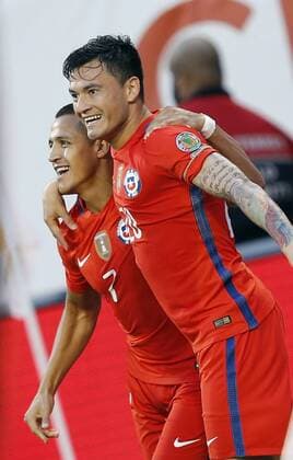 Copa America, Chile -Kolumbien Charles Aranguiz (R) of Chile celebrates a goal with Alexis Sanchez (L) during the Copa America Centenario semi final match between Colombia and Chile at the Soldier Field in Chicago, Illinois, United States, 22 June 2016. COLOMBIA AND CHILE !ACHTUNG: NUR REDAKTIONELLE NUTZUNG!  CHI019 20160623-636022475278967534