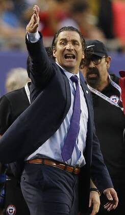 Copa America, Chile -Kolumbien Chile coach Juan Antonio Poizzi gives his players directions during the Copa America Centenario semi final match between Colombia and Chile at the Soldier Field in Chicago, Illinois, United States, 22 June 2016. COLOMBIA AND CHILE !ACHTUNG: NUR REDAKTIONELLE NUTZUNG!  CHI028 20160623-636022491934665521