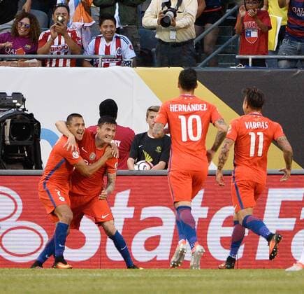 Bilder des Tages - SPORT Copa America, Chile -Kolumbien Chile s Alexis Sanchez (L-R), Pedro Pablo Hernandez and Eduardo Vargas celebrate Charles Aranguiz s goal during the first half of a 2016 Copa America Centenario Semifinal match against Colombia at Soldier Field in Chicago on June 22, 2016.  CHI2016062206 BRIANxKERSEY
