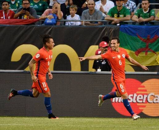 Copa America, Chile -Kolumbien Chile forward Eduardo Vargas (L) and midfielder Jose Pedro Fuenzalida celebrate Fuenzalida s goal during the first half of a 2016 Copa America Centenario Semifinal match against Colombia at Soldier Field in Chicago on June 22, 2016.  CHI2016062207 BRIANxKERSEY