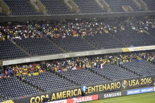 Copa America, Chile -Kolumbien, Zuschauer ziehen sich in der Halbzeitpause wegen Regens zurück Fans take cover during halftime of a 2016 Copa America Centenario Semifinal match between Chile and Colombia at Soldier Field in Chicago on June 22, 2016. The match was delayed due to severe storms.  CHI2016062216 BRIANxKERSEY