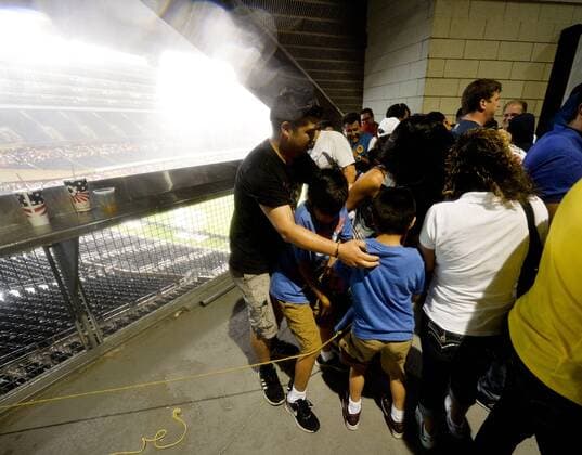 Copa America, Chile -Kolumbien, Zuschauer ziehen sich in der Halbzeitpause wegen Regens zurück Fans move further in the concourse as winds pick up during halftime of a 2016 Copa America Centenario Semifinal match between Chile and Colombia at Soldier Field in Chicago on June 22, 2016. The match was delayed due to severe storms as fans were moved out of the seating area and into covered places.  CHI2016062217 BRIANxKERSEY