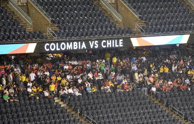 Bilder des Tages - SPORT Copa America, Chile -Kolumbien, Zuschauer ziehen sich in der Halbzeitpause wegen Regens zurück Fans take cover during halftime of a 2016 Copa America Centenario Semifinal match between Chile and Colombia at Soldier Field in Chicago on June 22, 2016. The match was delayed due to severe storms.  CHI2016062218 BRIANxKERSEY