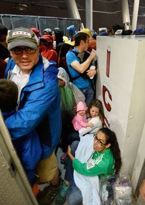 Copa America, Chile -Kolumbien, Zuschauer ziehen sich in der Halbzeitpause wegen Regens zurück Fans take cover during halftime of a 2016 Copa America Centenario Semifinal match between Chile and Colombia at Soldier Field in Chicago on June 22, 2016. The match was delayed due to severe storms.  CHI2016062219 BRIANxKERSEY